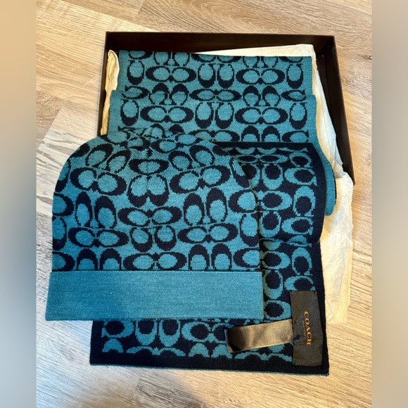 Coach. Unique knitted scarf and hat with embossed and signed coach in blue, new, - Picture 3 of 13
